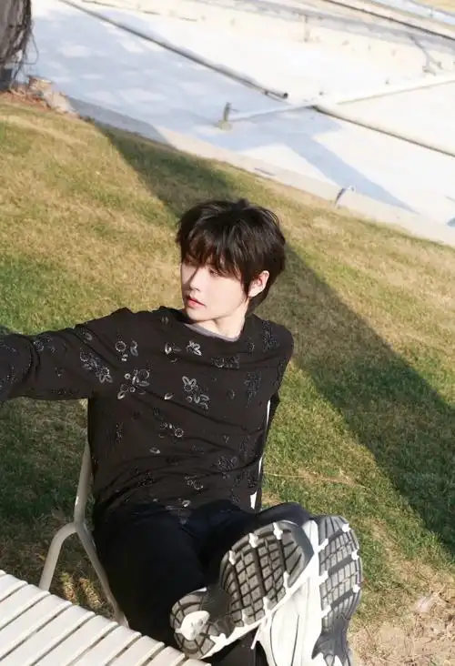 黑色高级感上衣,绝美侧颜惊艳时光__财经头条