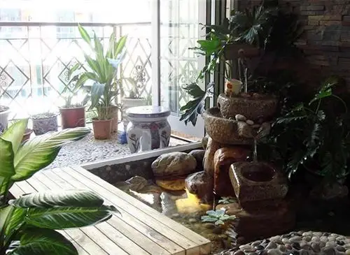 其它 正文 阳台:打造室内小湖景 阳台,露台上的水景选择范围要比室内