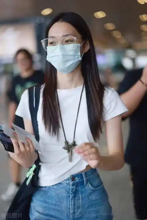 段奥娟现身虹桥机场,白te搭配牛仔裤休闲舒适_上海