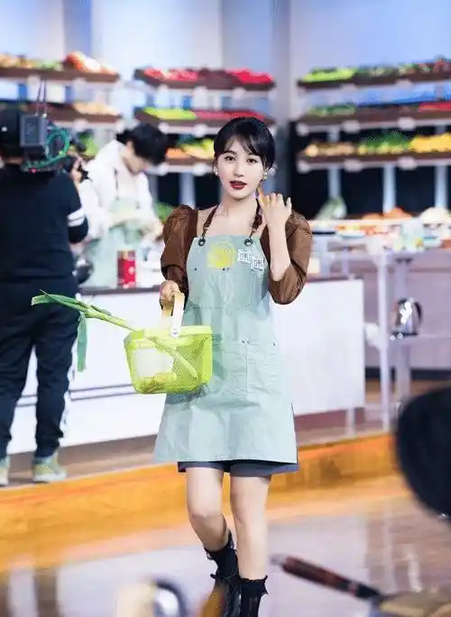 原创黄晓明这是丢了什么宝李菲儿穿热裤秀身材baby看了都绕路走