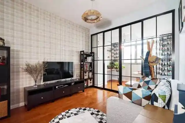 今天编辑就向大家介绍常用的玻璃隔墙(玻璃门隔断)和玻璃砖隔断两大类