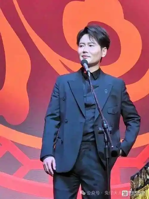 说相声的真挣钱德云社孟鹤堂深夜发文晒照引网友热议孟鹤堂一晚挣了