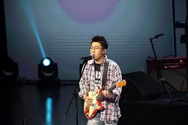 因为没有乐谱,金志文就自己听歌识音,一个音一个音的在吉他上找,直到