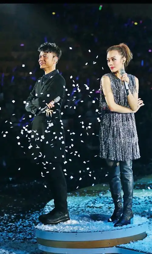 容祖儿和李克勤在佛山举行巡回演唱会.