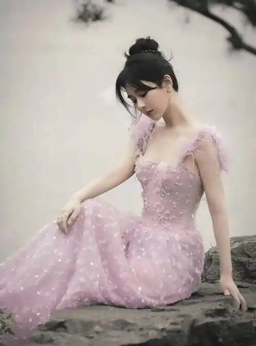 杨紫又美出新高度了!紫色羽毛吊带裙花仙紫造型来了!