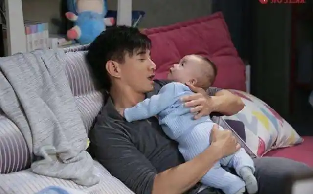 刘诗诗首晒儿子正面照为高考学子加油小辛巴打扮绅士软萌可爱