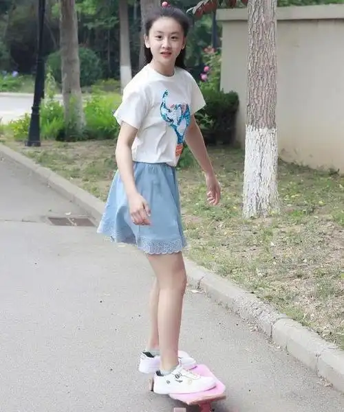 近日,黄磊的大女儿黄多多,因为身穿挂脖蓝色衣做泡