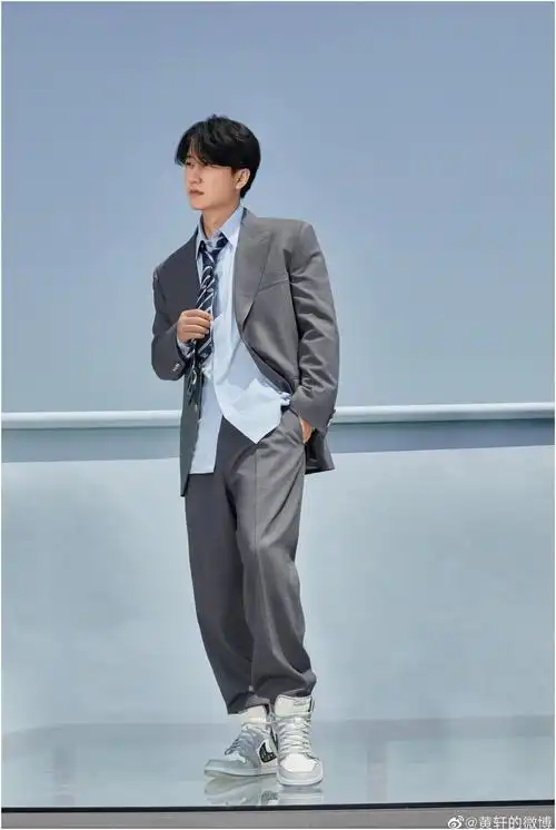 黄轩承认恋情,并拍了拍女朋友