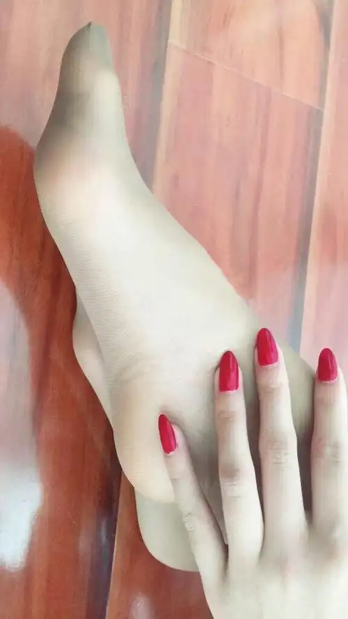 赤脚穿高跟鞋,会伤害皮肤