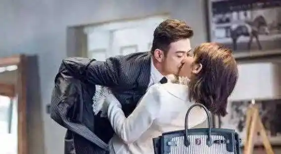 刘涛和杨烁关系有多好?节目中亲吻拥抱,把嘉宾看傻了?_剧中_网友_因为