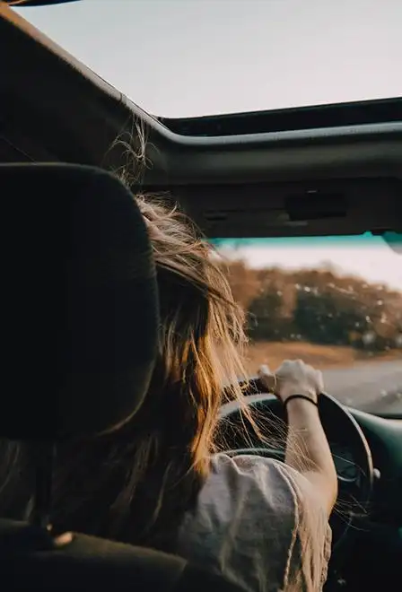 驾驶汽车的长发女人背影图片