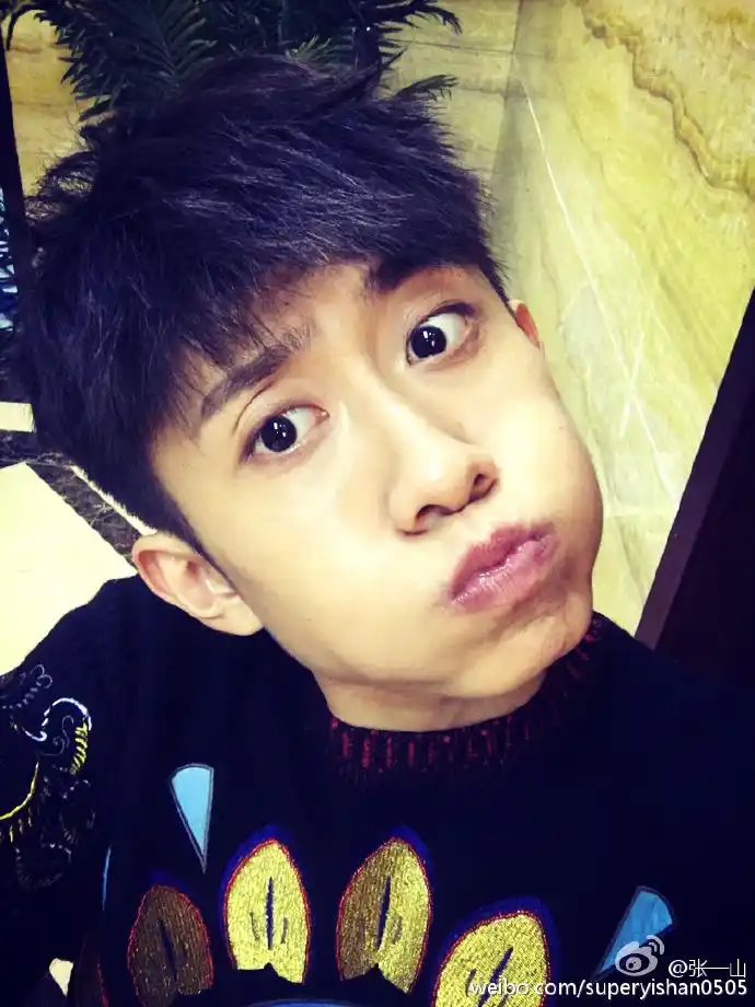 张一山搞怪自拍 嘟嘴吐舌合影高亚麟