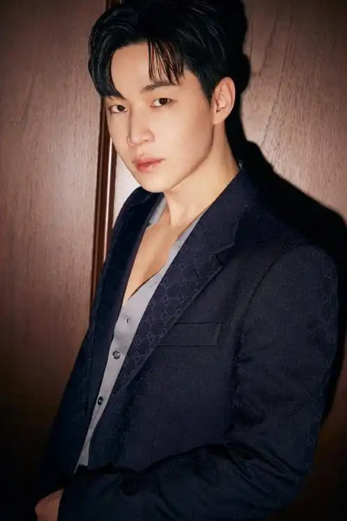 刘宪华深v内搭#刘宪华今日gucci晚宴造型出图也太迷人了,这胸肌这身材