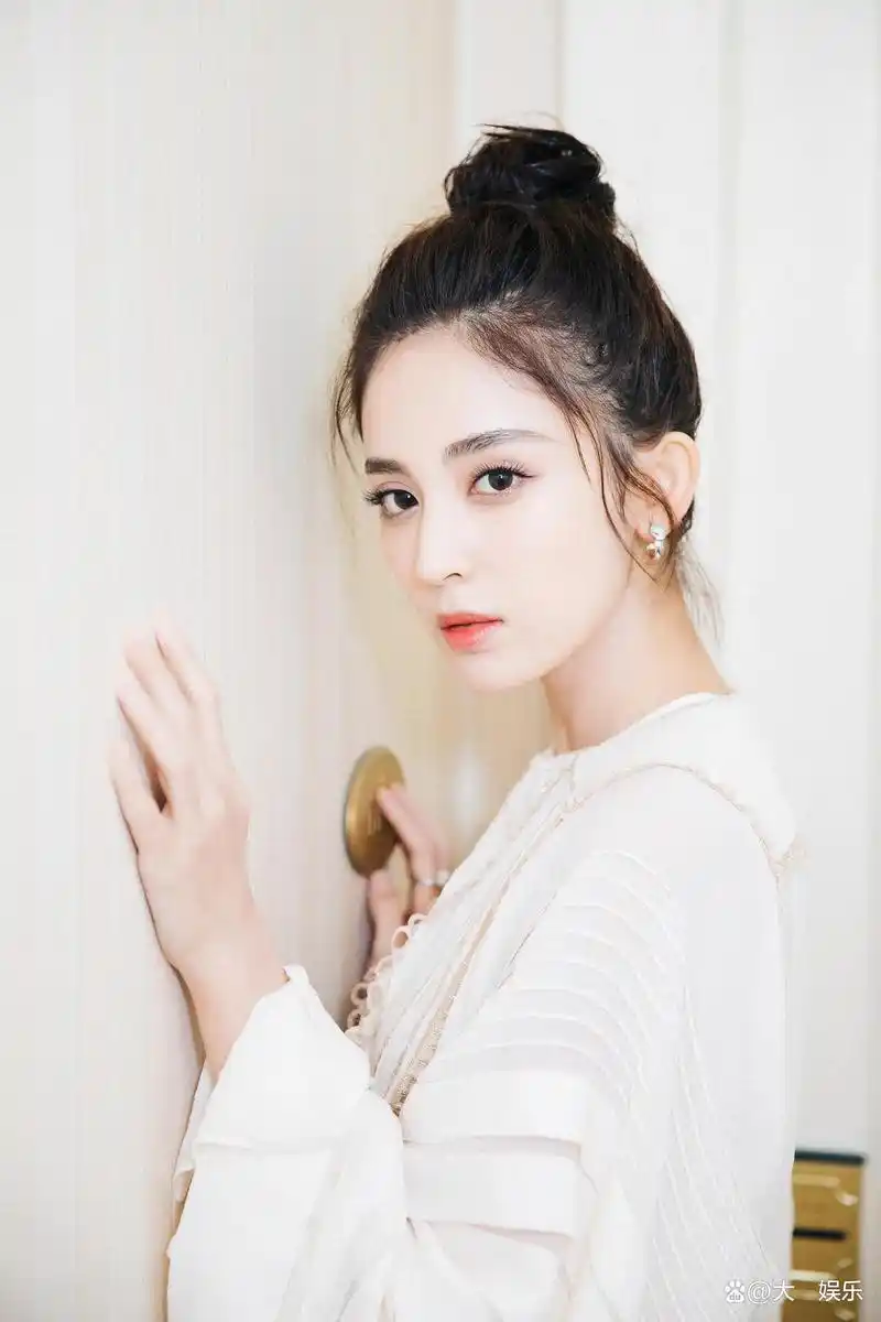 古力娜扎的脸就是精致,非常喜欢古力娜扎的颜值!