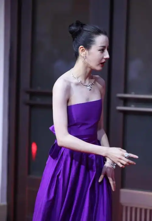 看了迪丽热巴的生图,才知道什么是真正的"牛奶肌"!