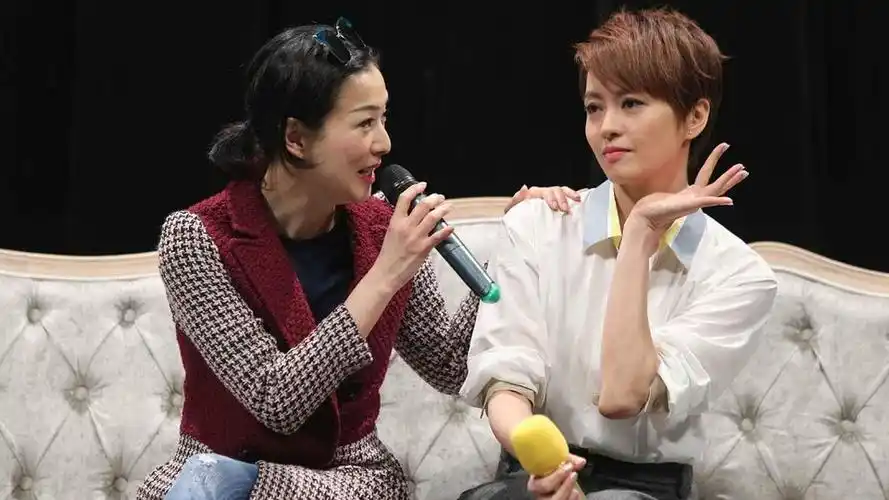 b>郑秀文梁咏琪 /b>两位女神同台演唱,身材气质不输对方