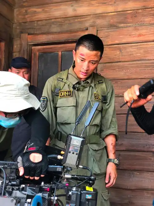 贾乃亮建军节致敬军人 军装造型力量感十足