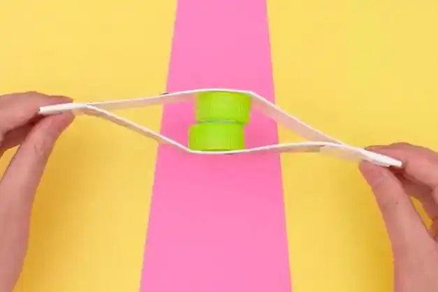 幼儿园手工制作能发出声音的小乐器用牛奶盒自制响板步骤图解