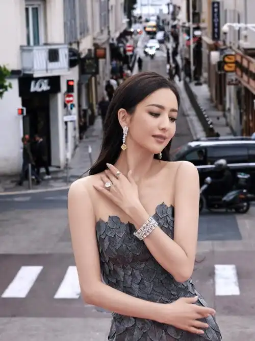 佟丽娅戛纳红毯首秀##法式风情在戛纳具象化了