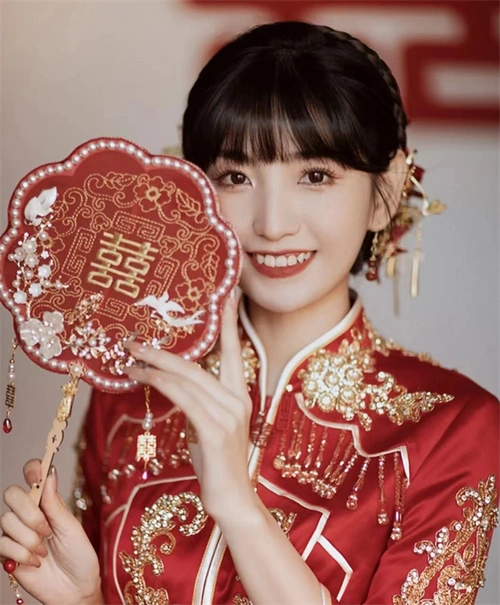 红色的秀禾服,高贵轻奢大气,看起来极具高级质感,整个造型俗而不媚.