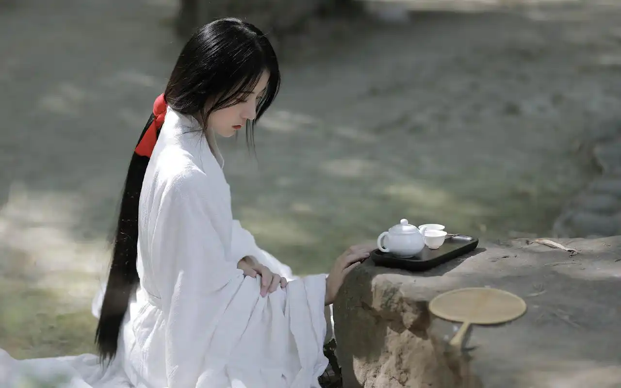 古风白衣美女高清桌面壁纸