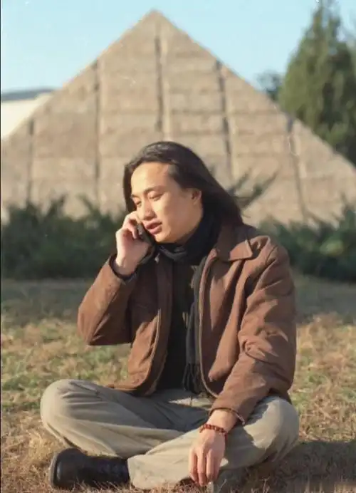 黄磊年轻时一组户外随拍,齐肩长发的他,原来也是个潮流少年!