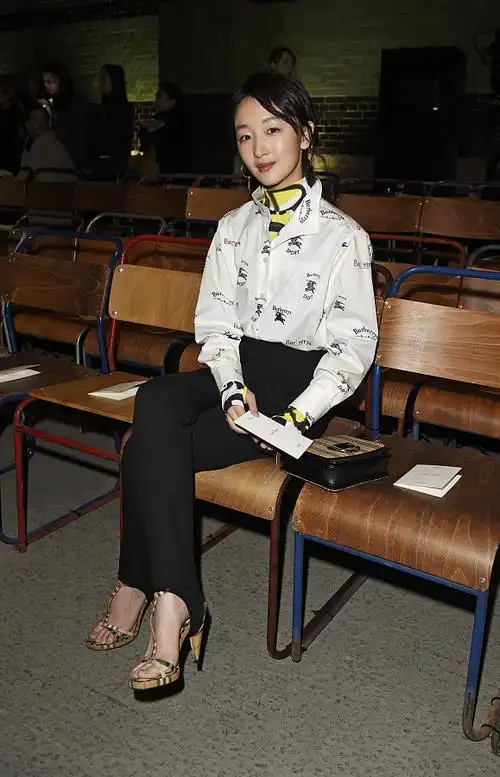 周冬雨伦敦时装周burberry大秀