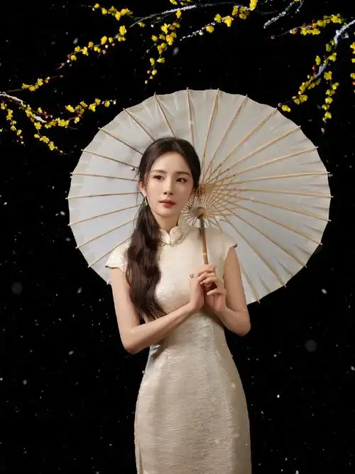 杨幂旗袍撑伞照##杨幂白色亮片旗袍