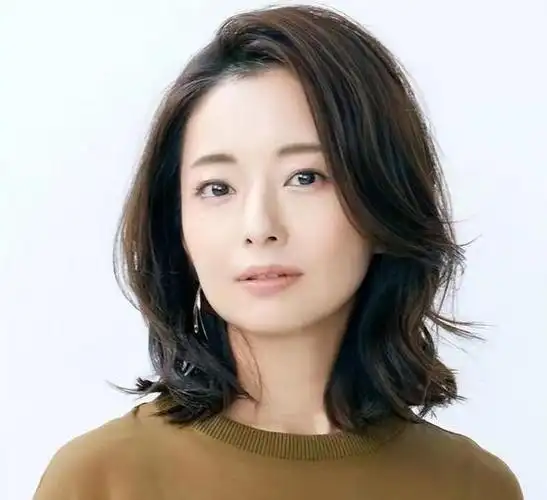 女人到了四十岁,选对发型比长得漂亮更重要,短发和锁骨发最洋气