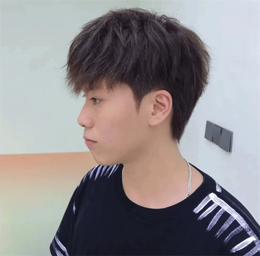 前刺发型钢夹烫 ,清爽干净,帅气阳光.