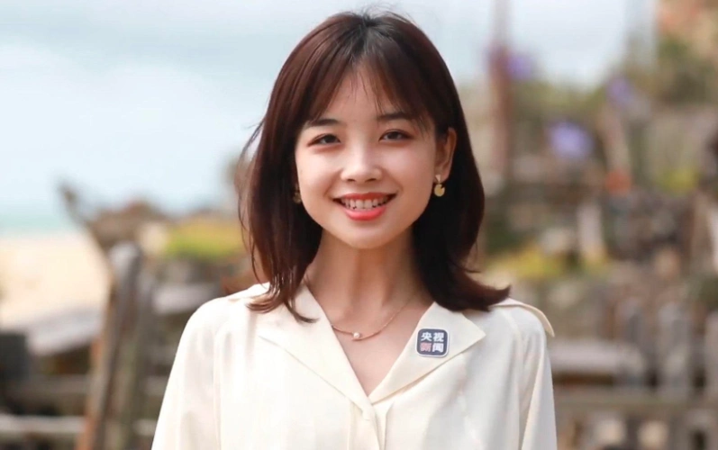 这段视频开头,王冰冰先是以一身白色职业装现身,化