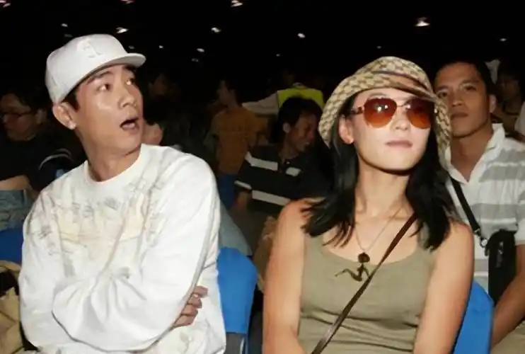 原创张柏芝与陈小春的那份情谊沙滩穿比基尼涂防晒油好辣眼