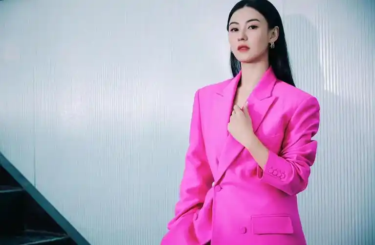 张柏芝换新发型,中分黑长直显女神范,穿芭比粉西装好亮眼