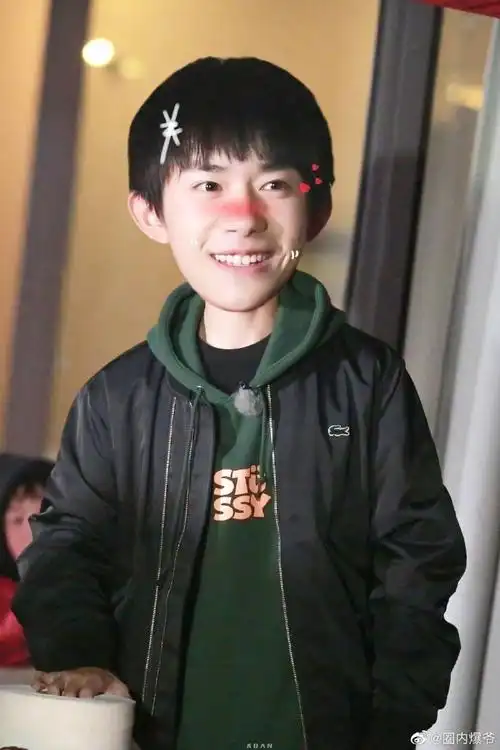 易烊千玺童年照