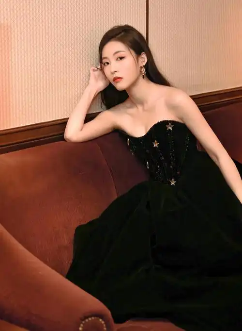 孙芮穿黑色抹胸长裙御姐气场全开,身材火辣,惊艳迷人!__财经头条