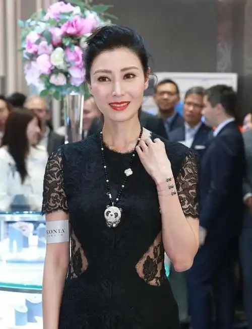 李嘉欣出席活动真高调,穿蕾丝透视裙就算了,钻石手链都连带3条