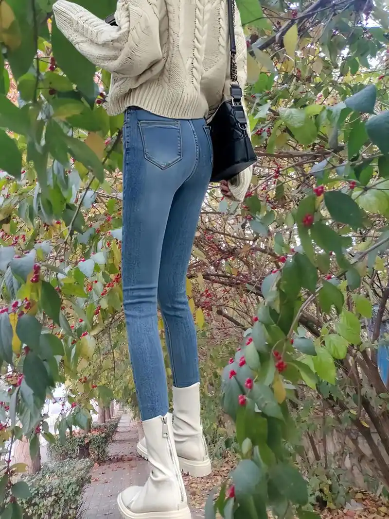 春季搭配高腰小脚牛仔裤,搭配长筒靴绝绝子.提