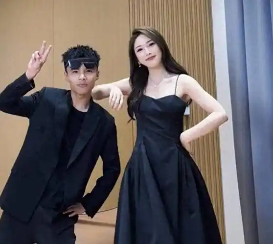 千万网红"imp小鬼"官宣恋情,直播间亲吻,小杨哥旭宝送祝福!