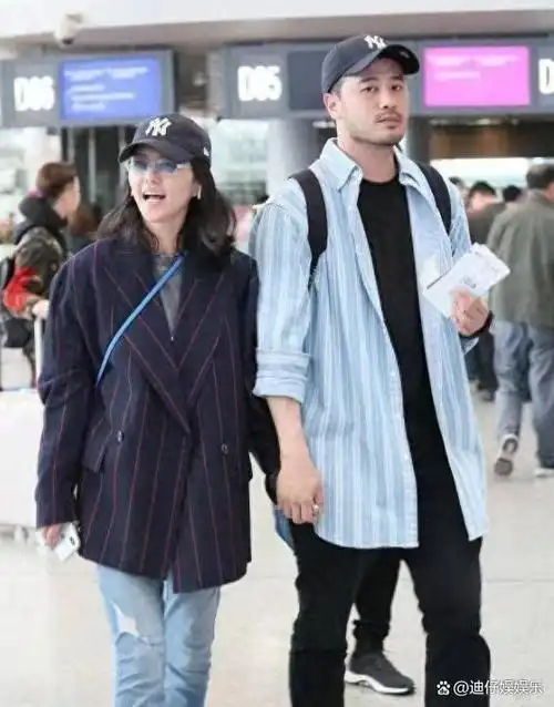 谭维维和老公现身机场,打扮帅气但素颜憔悴,老公络腮胡好帅