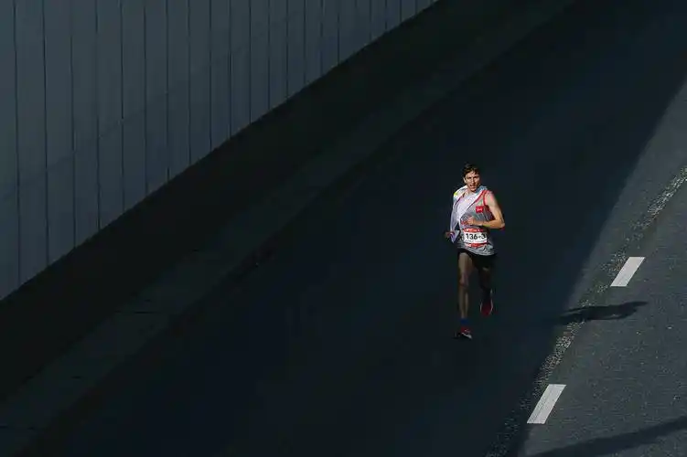 田径——莫斯科马拉松赛举行_比赛