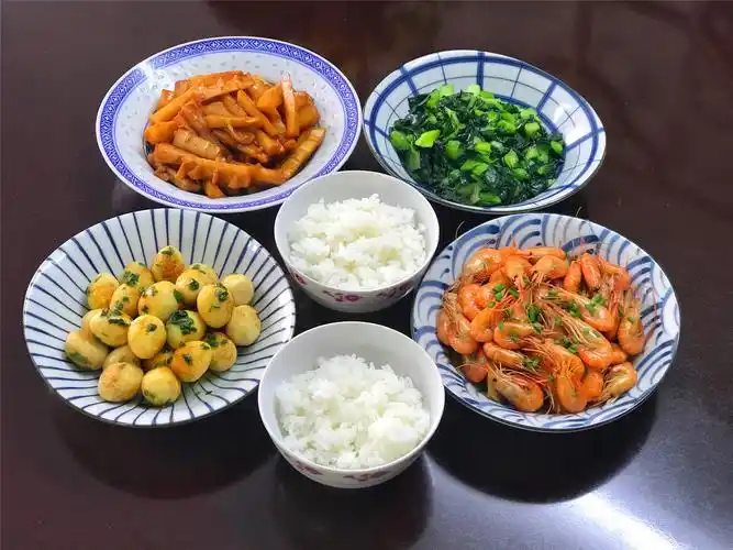 宅家22天来吃得最丰盛的午餐,2个人4个家常菜,生活简单美好