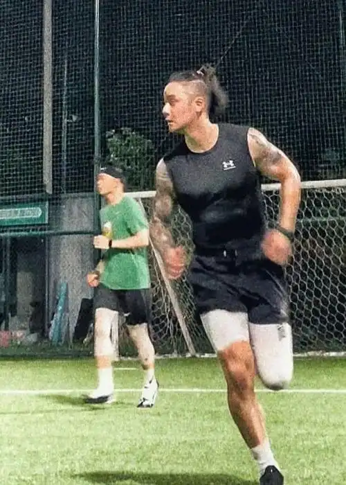 蒋劲夫罕见现身重庆,小饭馆用餐无人识,肌肉壮实手臂纹身吓人