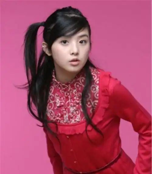 成功的出道了,出道后的张含韵人气也非常的高,她歌声甜美,圆圆的苹果