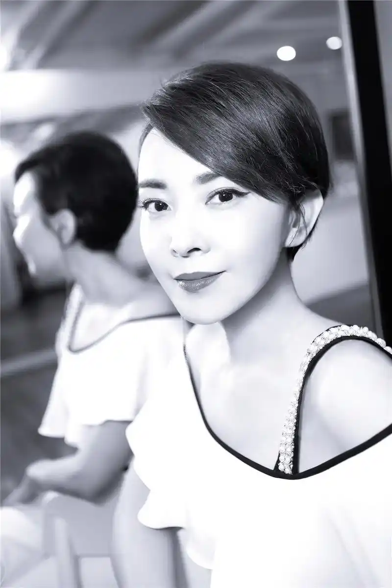 刘威葳演绎优雅知性美白色裤裙职场御姐范十足