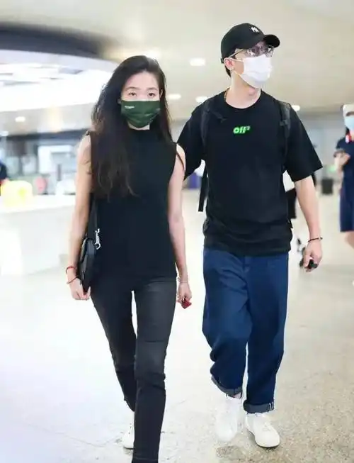 原创黄轩带女友走机场她戴口罩难掩普通单眼皮o型腿和黄轩太不搭
