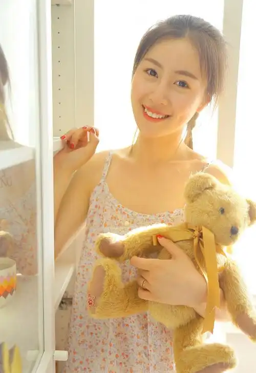 吊带美女肤白貌美性感长腿写真