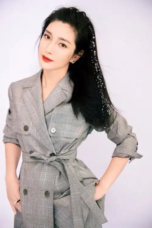 李冰冰穿银色上衣亮眼前卫光影朦胧间眼眸清亮