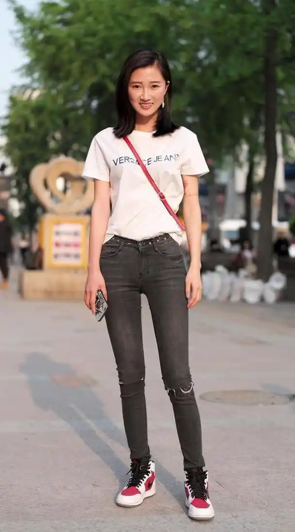 牛仔裤的搭配大方得体,简约不简单,轻松穿出你的好身材