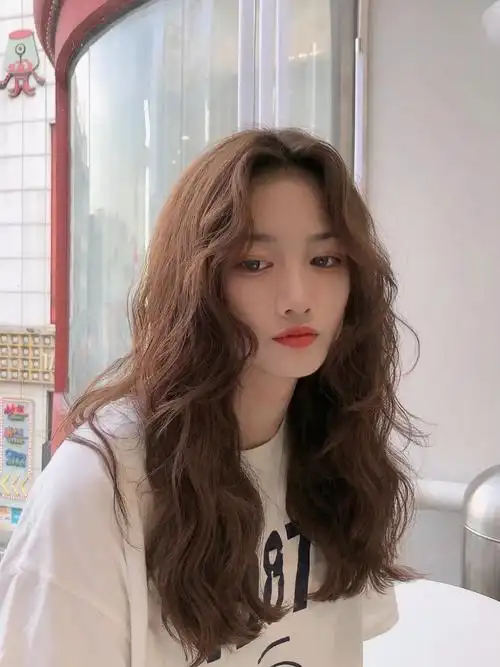 烫发图片女2021最新款(长头发烫发图片女2021最新款) - 泉兴百科