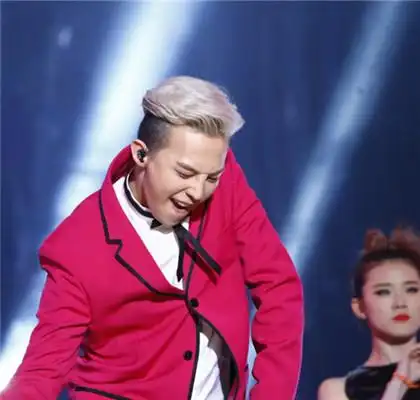 【图】权志龙参加成龙演唱会引关注 舞台表现潮范十足